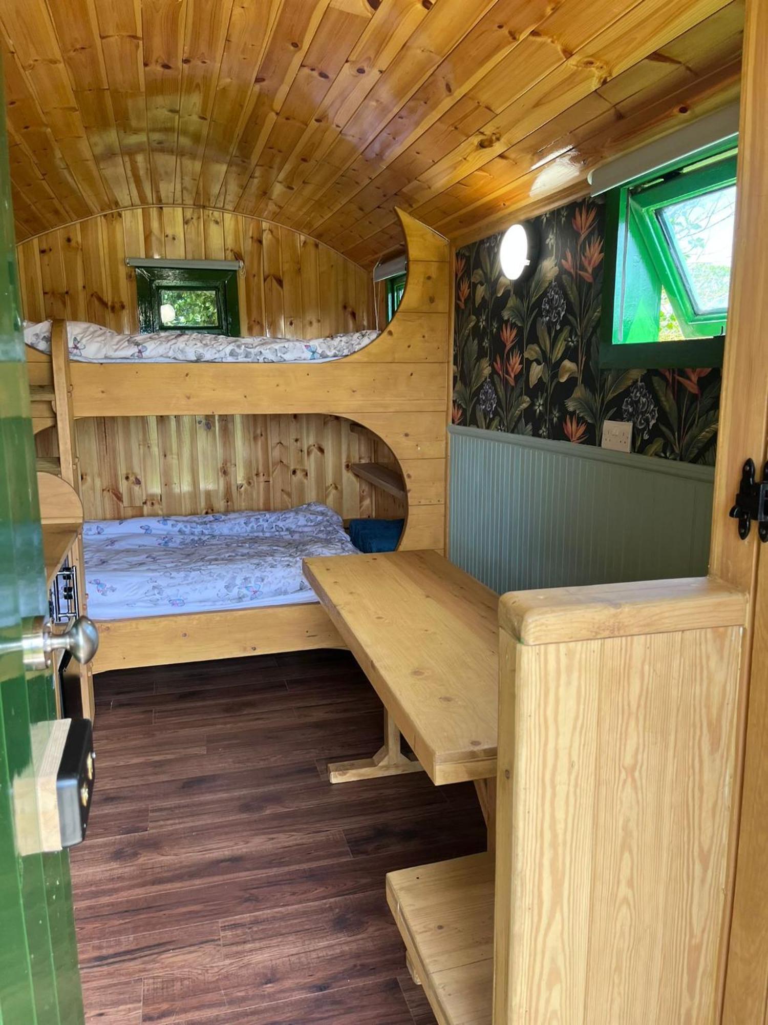 Woodie The Shepherds Hut - Sleeps 4 ชิชิสเตอร์ ภายนอก รูปภาพ